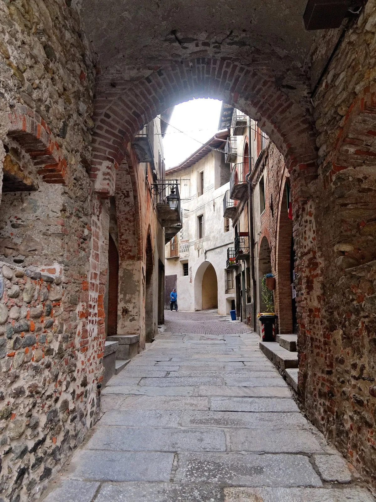 Passaggio voltato sotto la Torre civica di Aymone di Challant nel centro storico di Lanzo Torinese