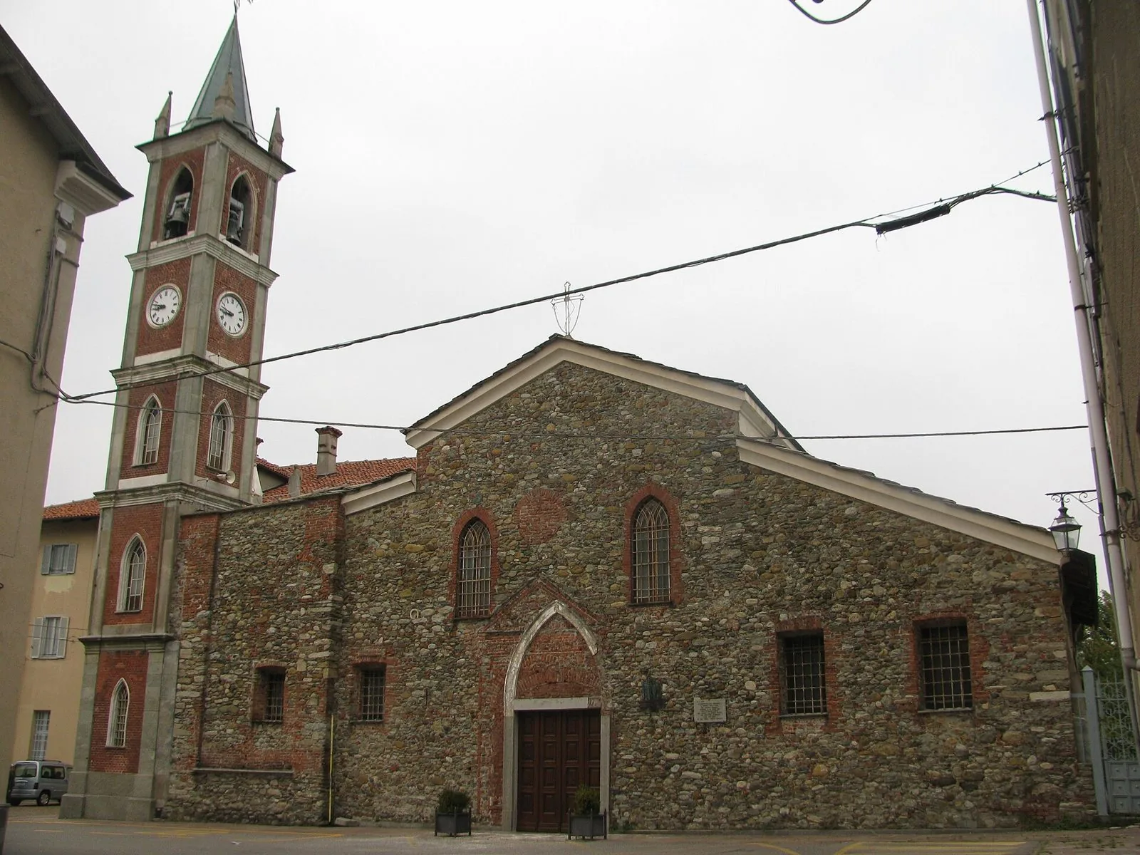 Facciata in pietra della chiesa parrocchiale di San Pietro in Vincoli a Lanzo Torinese con il campanile