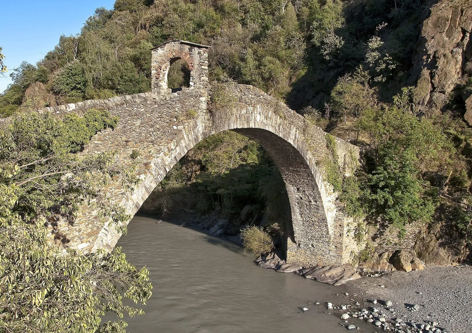 Il Ponte del Diavolo, arcata medievale in pietra sulla Stura a Lanzo Torinese