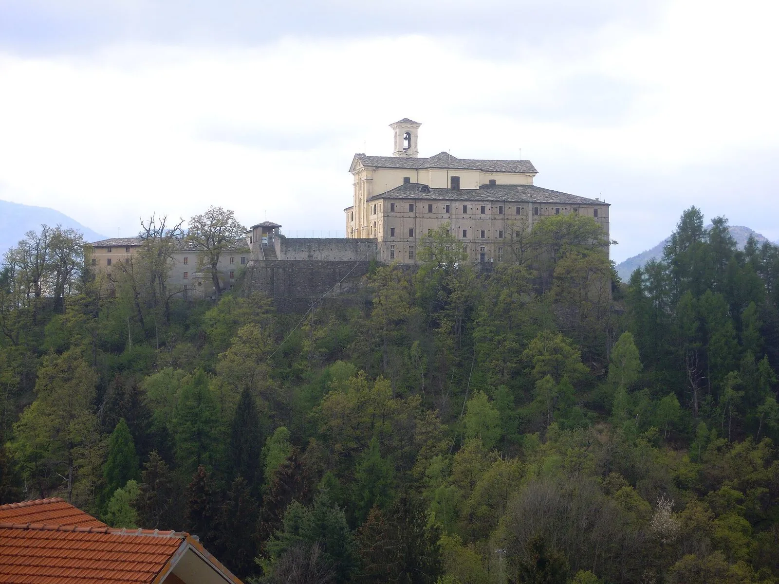 Il Santuario di Sant'Ignazio sulla cima boscosa del Monte Bastia, visto dalla frazione Tortore