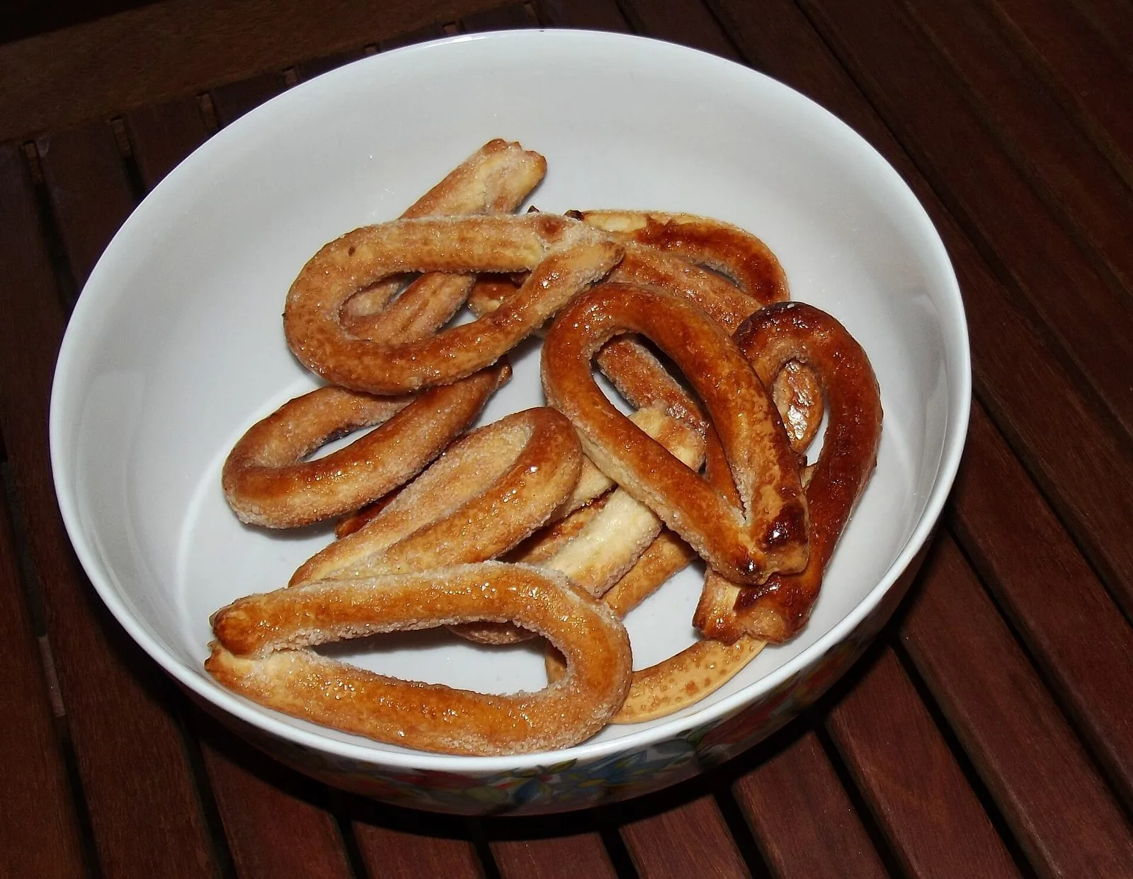 Torcetti di Lanzo, biscotti a goccia ricoperti di zucchero, in una ciotola bianca
