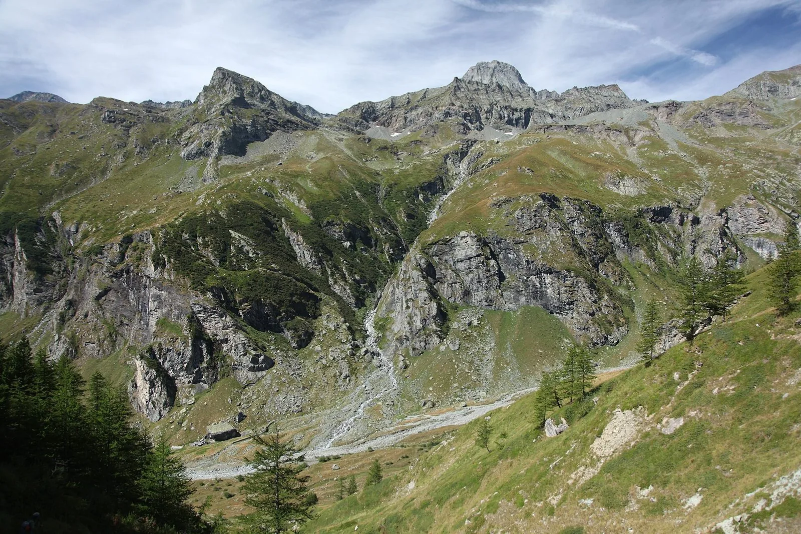 Vallone alpino sopra il Pian della Mussa in Val d'Ala, con pascoli, larici e cime rocciose