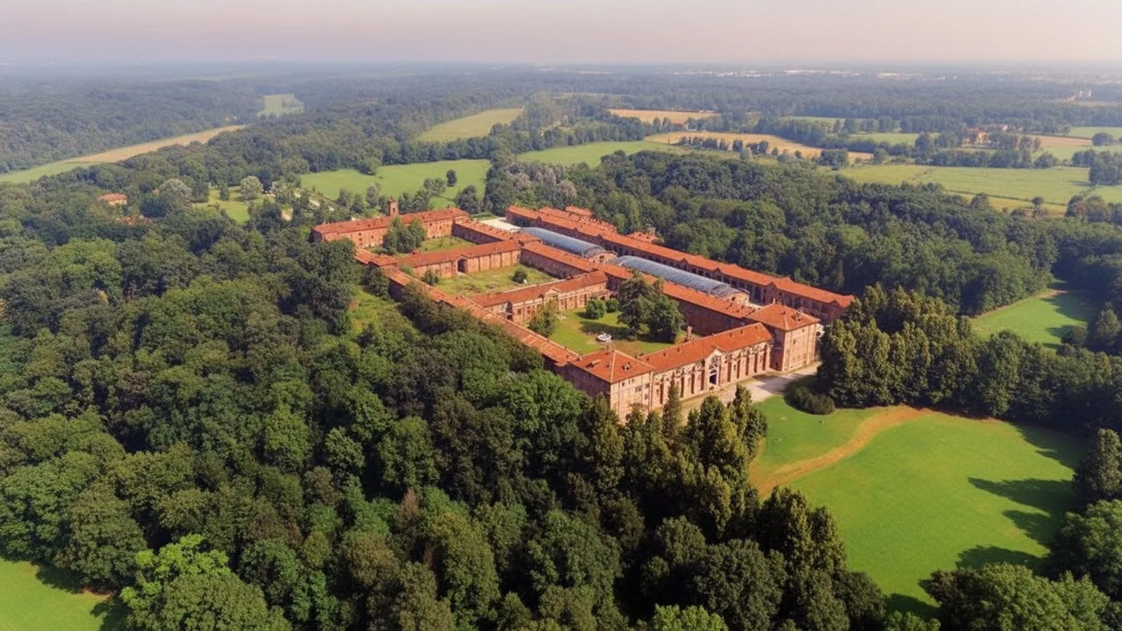 Veduta aerea del Parco Naturale La Mandria con gli edifici storici tra i boschi
