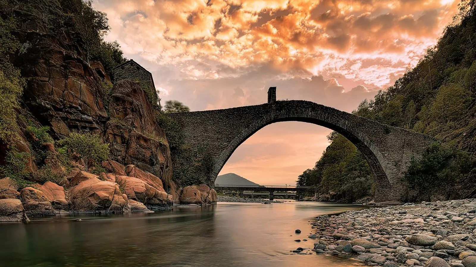Il Ponte del Diavolo con il grande arco in pietra sul torrente Stura