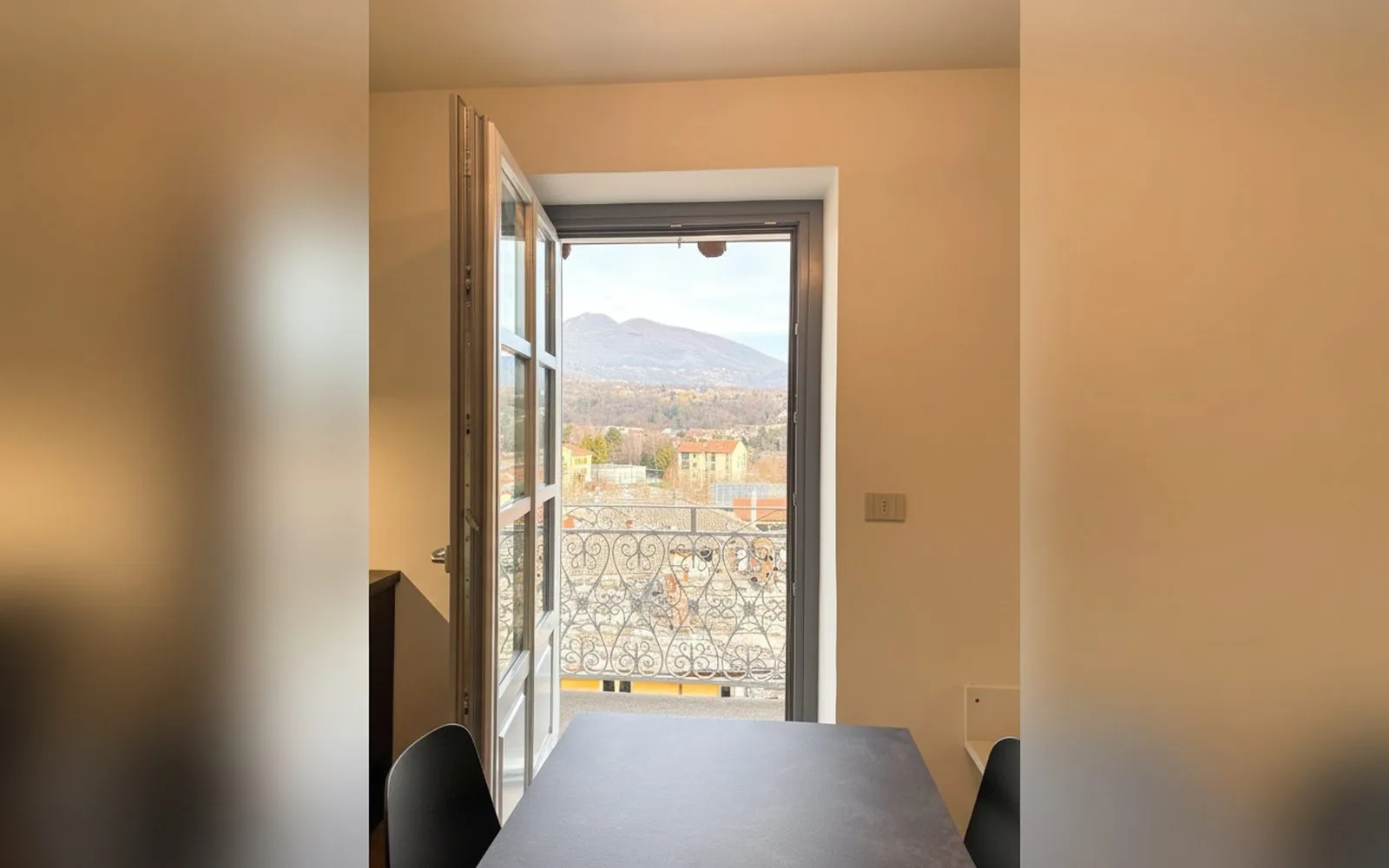 Urban Apartment — porta finestra con vista sul borgo
