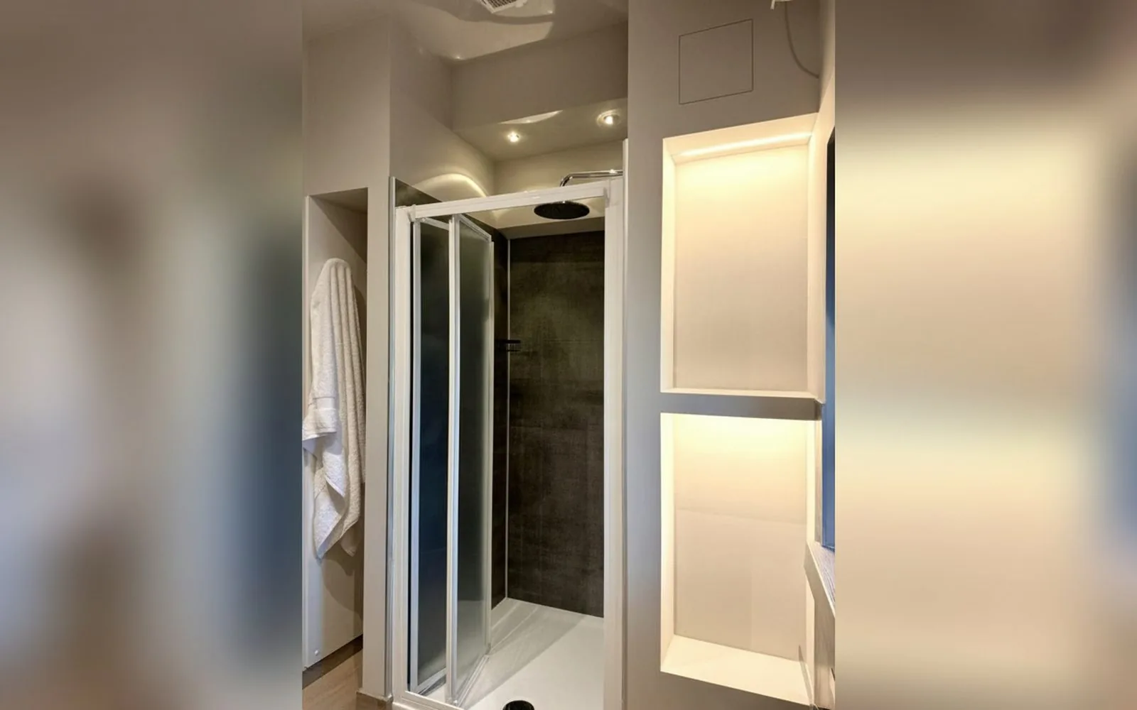 Central Apartment — doccia del bagno